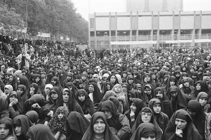 Um dia depois de os estudantes iranianos atacarem a embaixada dos EUA em Teerã, um grupo de mulheres iranianas se reuniu no local para mostrar seu apoio. O fato de a maioria aparecer com o chador, a capa negra com a qual os piedosos xiitas são cobertos, sugere que os participantes pertenciam aos setores mais tradicionais da sociedade.