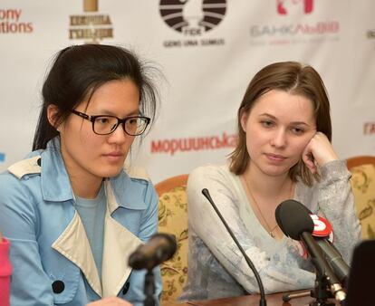 Yifán Hou y Mariya Muzychuk, durante la rueda de prensa tras la 6ª partida del Mundial