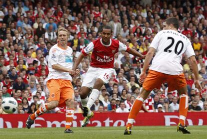 Walcott dispara entre dos rivales del Blackpool.