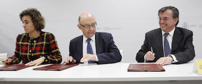 Dolors Montserrat, ministra de Sanidad; Cristóbal Montoro, ministro de Hacienda y Jesús Acebillo, presidente de Farmaindustria, durante la firma del convenio que garantiza el acceso de los pacientes a las  innovaciones terapéuticas en condiciones de equidad y la sostenibilidad del Sistema Nacional de Salud.