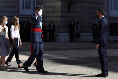 El rey Felipe (a la izquierda), seguido de sus hijas la princesa Leonor y la infanta Sofía, saluda al presidente del Gobierno, Pedro Sánchez.