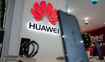 El logo de Huawei, en una tienda de Pekín.