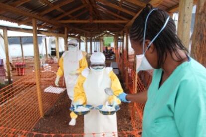 Distribución de comida a pacientes con ébola en Sierra Leona