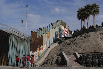 Los turistas visitan la playa a lo largo del muro fronterizo de los EE UU, en Playas de Tijuana (México).