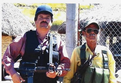 El Chapo (izquierda) junto a un hombre sin identificar.