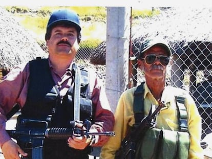 El Chapo (izquierda) junto a un hombre sin identificar.
