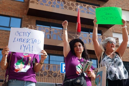 Protesta ante el consulado de Marruecos en Madrid para exigir la puesta en libertad de la activista de los Derechos Humanos y el ateísmo Betty Lachgar.