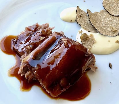 Cola de atún asada y glaseada como un jarrete de ternera. ( Extra del Menú 2020) J.C. CAPEL