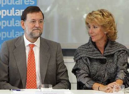 Mariano Rajoy y Esperanza Aguirre, en una reunión en la sede del PP el pasado septiembre.