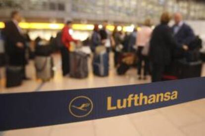 Pasajeros esperaban ayer en los mostradores de información de Lufthansa en el aeropuerto de Hamburgo (Alemania).