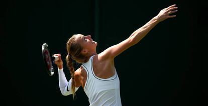 Kvitova sirve durante un entrenamiento en Londres.