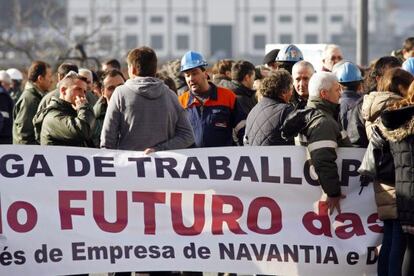 Trabajadores de Navantia se manifestaron ayer en Ferrol para reclamar carga de trabajo en los astilleros.