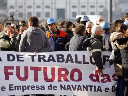 Trabajadores de Navantia se manifestaron ayer en Ferrol para reclamar carga de trabajo en los astilleros.