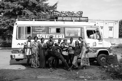 La compañía de teatro Côte Court Ars Formations fue creada en 2011 en Bamako. Dirigida por la dramaturga y activista maliense Mama Koné, busca educar, transformar y dar visibilidad a las mujeres a través de la narrativa teatral. Durante una semana el equipo representó una obra para sensibilizar contra la práctica de la mutilación genital femenina en varias localidades del sur de Malí. La ablación afecta cada año en torno al 90% de las mujeres de entre 15 y 49 años, esto es, a nueve de cada 10 mujeres, en muchos casos, menores de 5 años en el país, según Plan International. En la foto Mama Koné (derecha) junto al equipo de la Asociación Côte-Court en la sede de la ONG española Movimiento Extremeño por la Paz en Bamako antes de iniciar el viaje.