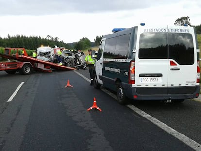 Trabajos para despejar la v&iacute;a esta tarde en el lugar del accidente.