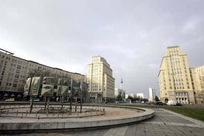 La plaza Strausberger, en el este de Berlín, cuyos edificios de Hermann Henselmann, que en un principio había diseñado en un estilo moderno, recibieron el sobrenombre de "arquitectura de pan de jengibre". |