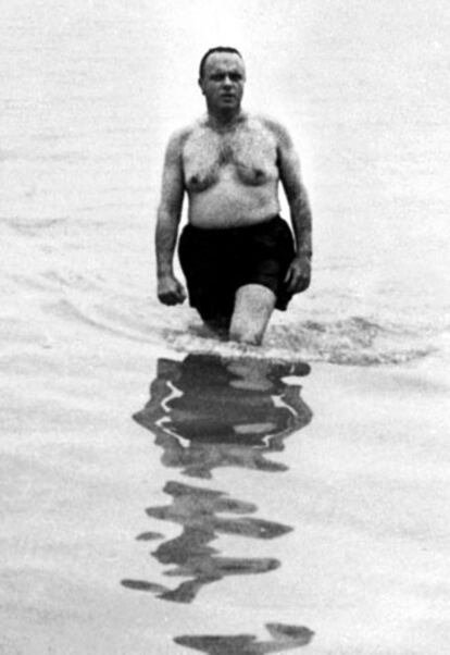 Palomares (Almería), 8 de marzo de 1966. Manuel Fraga, ministro de Información y Turismo, se baña en el mar para demostrar que no existe radioactividad.