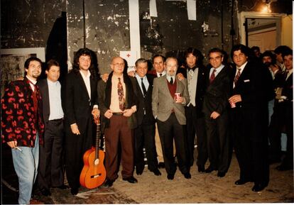 Joselito Soto ’Sordera’, Enrique Soto ‘Sordera’, Tomatito, Alejandro Reyes, Manuel Soto ‘Sordera’, José Manuel Caballero Bonald, José María Velázquez-Gaztelu, José Mercé y Vicente Soto ‘Sordera’, en el Colegio Mayor San Juan Evangelista.