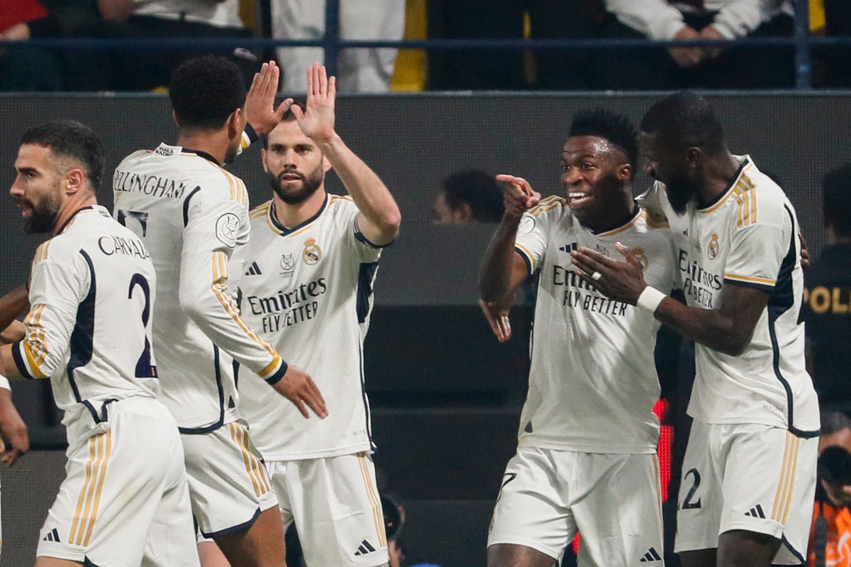 Los jugadores del Real Madrid celebran el gol de su equipo, anotado por el delantero brasileño Vinícius Júnior (2d), durante la final de la Supercopa de España.