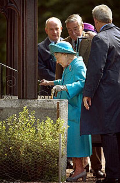 La reina madre, ayer, a su llegada a la iglesia.