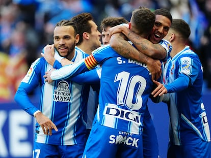 Los jugadores del Espanyol celebran el gol de Braithwaite (izquierda) al Betis.