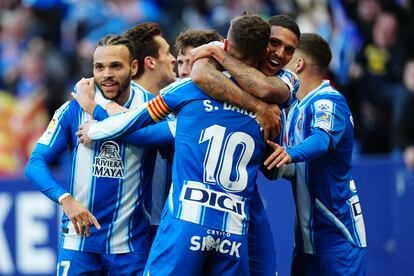 Los jugadores del Espanyol celebran el gol de Braithwaite (izquierda) al Betis.