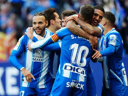 Los jugadores del Espanyol celebran el gol de Braithwaite (izquierda) al Betis.