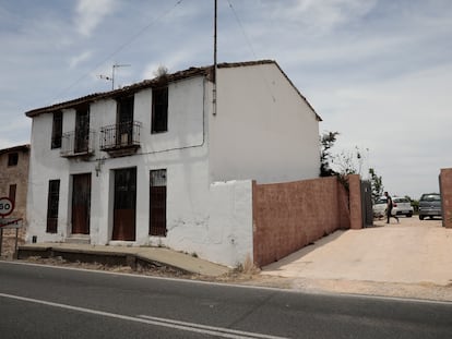 La casa de campo donde fue encontrada muerta con varias heridas de arma blanca la mujer de 52 años en Alzira el pasado 7 de junio.