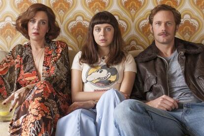 Kristen Wiig, Bel Powley y Alexander Skarsg&aring;rd, en el filme.