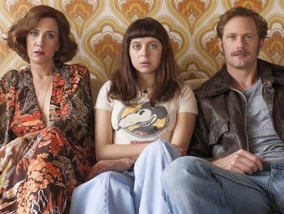 Kristen Wiig, Bel Powley y Alexander Skarsg&aring;rd, en el filme.