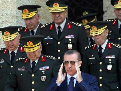 Erdogan, con el general Necdet Özel a la izquierda, ayer en Ankara.