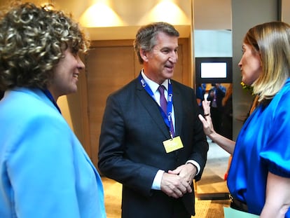 El presidente del PP, Alberto Núñez Feijóo, junto a la presidenta del Parlamento Europeo, Roberta Metsola, y la vicepresidenta portavoz del Grupo del Partido Popular Europeo, Dolors Montserrat, este jueves.