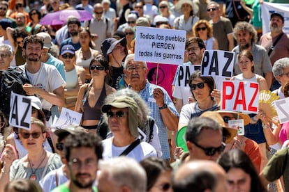 Thousands of people demand to stop the « genocide » of Gaza and pay tribute to journalists: « They are our eyes in Palestine » | Spain