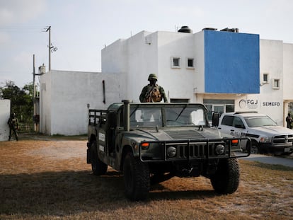 Soldados hacen guardia afuera de los Servicios Médicos Forenses de Matamoros (Estado de Tamaulipas), el 9 de marzo de este año.