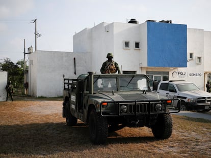 Soldados hacen guardia afuera de los Servicios Médicos Forenses de Matamoros (Estado de Tamaulipas)