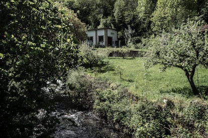Una de las pequeñas centrales hidroeléctricas que dan luz a la zona de Sajambre (León) y Amieva (Asturias), este jueves.