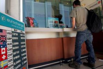 Un turista cambia moneda en una oficina de cambio en el centro de Atenas. EFE/Archivo