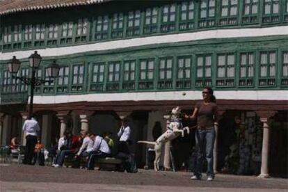 La plaza Mayor de Almagro, datada en el siglo XVI y de planta rectangular (unos 107 metros de largo por 50 de ancho), está flanqueada por edificios de doble piso con galerías y soportales de columnado toscano.