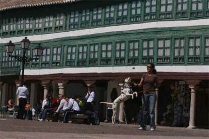 La plaza Mayor de Almagro, datada en el siglo XVI y de planta rectangular (unos 107 metros de largo por 50 de ancho), está flanqueada por edificios de doble piso con galerías  y soportales de columnado toscano.