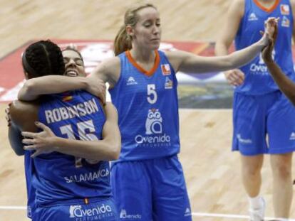 Las jugadoras del Perfumer&iacute;as Avenida celebran el triunfo.