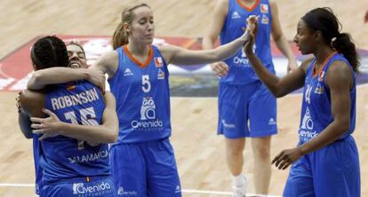 Las jugadoras del Perfumer&iacute;as Avenida celebran el triunfo.