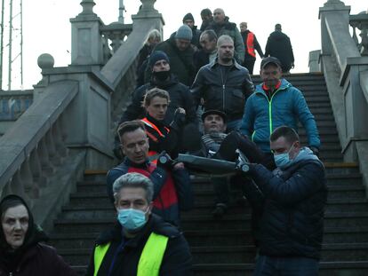 Los pacientes del Centro Neurológico de Severodonetsk, en el Donbás, a su llegada a la Estación Central de Lviv, en Ucrania.