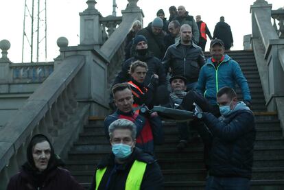 Los pacientes del Centro Neurológico de Severodonetsk, en el Donbás, a su llegada a la Estación Central de Lviv, en Ucrania.