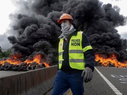 Trabajadores de la factoría de aluminio Alcoa queman neumáticos en la autovía AG-64, cerca de Vilalba, que comunica Ferrol con la costa de Lugo. Han protestado este viernes para exigir una solución por parte del Gobierno y la Xunta de Galicia a los despidos en la fábrica.