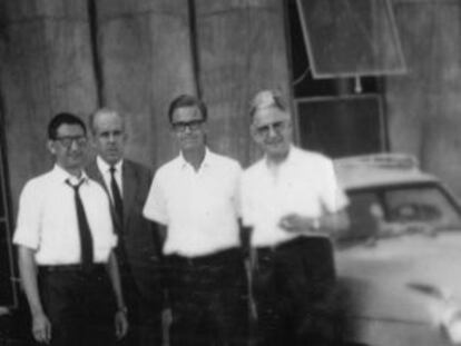 De izquierda a derecha, Manuel Sacrist&aacute;n, Josep Maria Calsamiglia, Mario Bunge y Alexandre Argull&oacute;s, ante la fachada del edificio de Ariel en Esplugues de Llobregat.