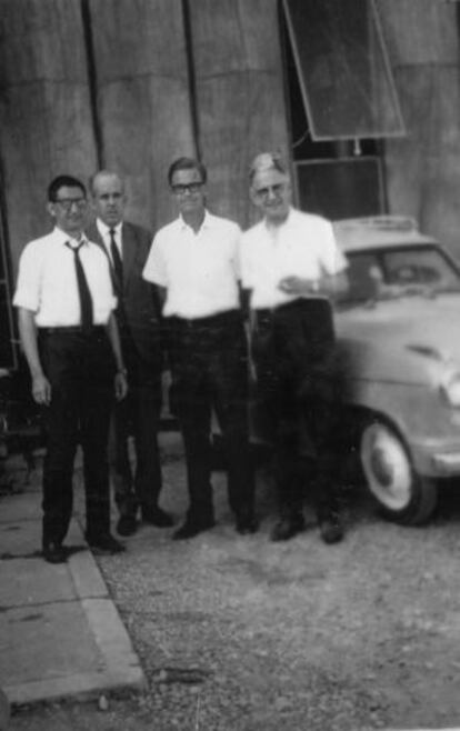 De izquierda a derecha, Manuel Sacristán, Josep Maria Calsamiglia, Mario Bunge y Alexandre Argullós, ante la fachada del edificio de Ariel en Esplugues de Llobregat.