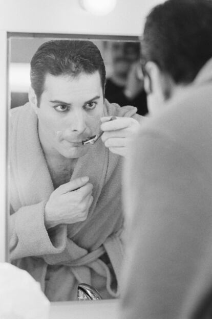 Freddie Mercury se arregla el bigote el 12 de abril de 1984.