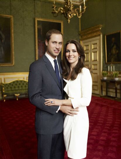 Instantánea oficial del príncipe Guillermo de Inglaterra y su prometida Kate Middleton, en el palacio de Saint James (Londres), realizada por el fotógrafo peruano Mario Testino.