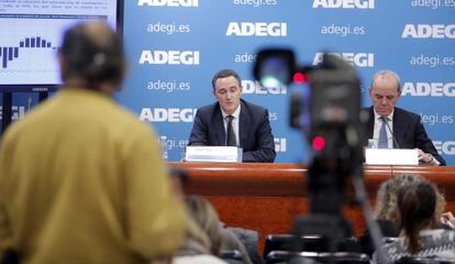 Pello Guibelalde, a la derecha, junto a José Miguel Ayerza en la sede de Adegi.