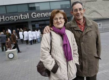 Dolores Merino y su marido, Pedro Benito, ante el hospital de La Paz.